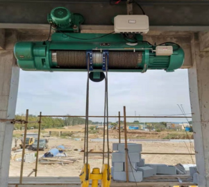 鋼絲繩電動(dòng)葫蘆的電機(jī)是大力士，減速器是謀士