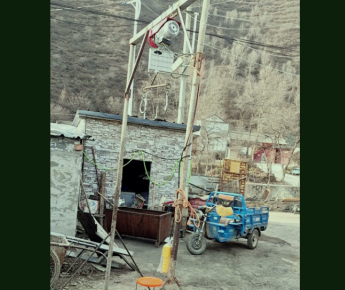 山區(qū)屠戶用微型電動(dòng)葫蘆把豬吊起來(lái)